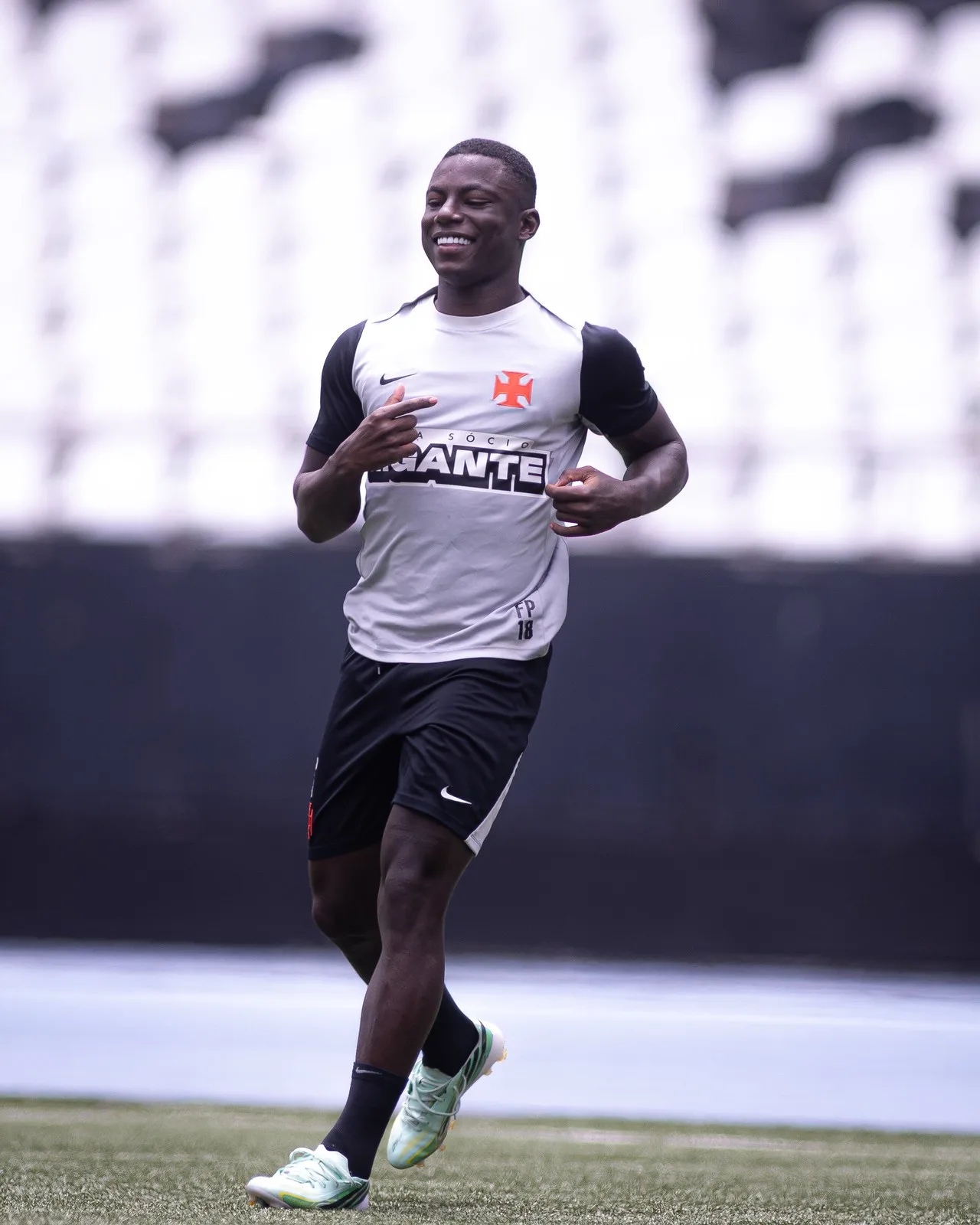 Escalação do Vasco: Brenner e Marino treinam entre os titulares para o clássico contra o Flamengo