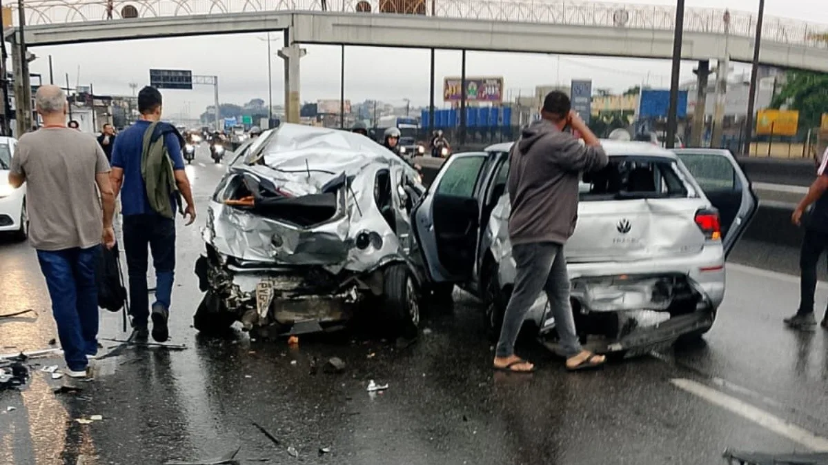 Engavetamento na Dutra: motorista morre e atinge 22 veículos